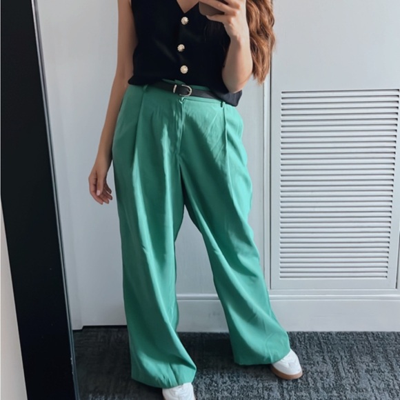 Flowy pleated pants - Picture 2 of 3